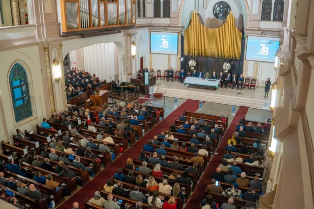 Reverendo Erní Seibert discursa em celebração de 78 anos da SBB em São Paulo.
