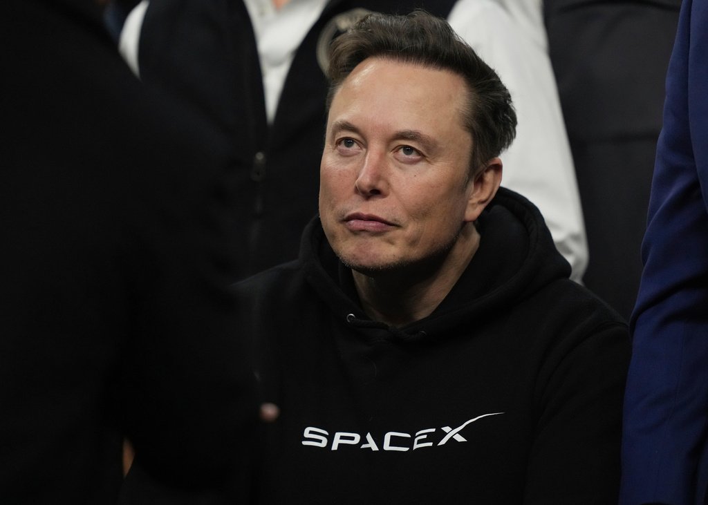 Elon Musk em frente a projeção da SpaceX celebrando o IPO histórico.