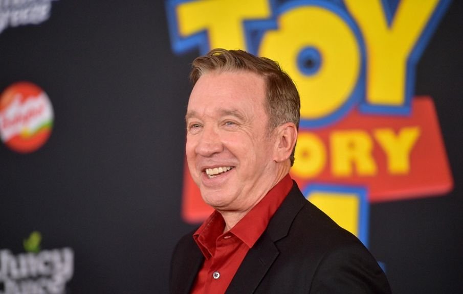 Tim Allen em entrevista, com expressão pensativa