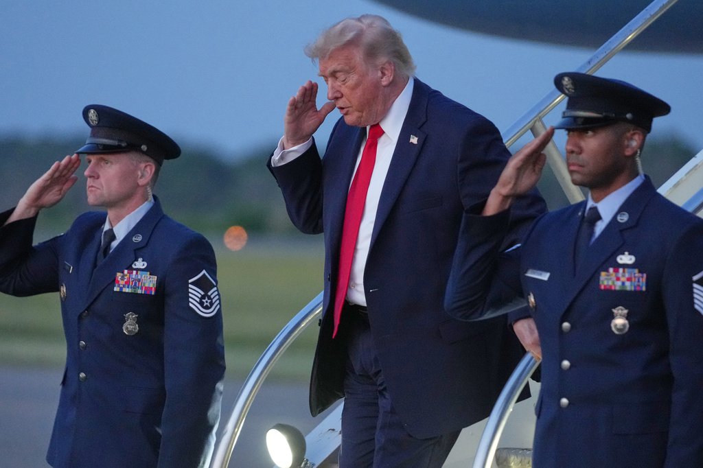 Presidente Trump discute questões diplomáticas urgentes