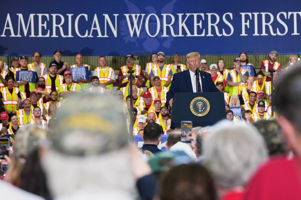 Donald Trump discursando em evento na fábrica da Mack Truck na Pensilvânia.