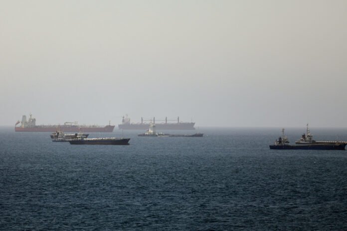 Retomada do Tráfego Marítimo no Estreito de Hormuz Navios petroleiros cruzam o Estreito de Hormuz após acordo EUA-Irã.