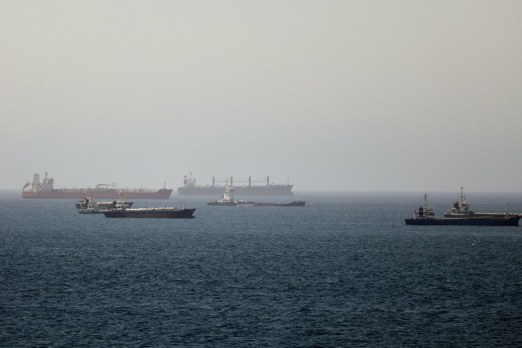 Navios petroleiros cruzam o Estreito de Hormuz após acordo EUA-Irã.
