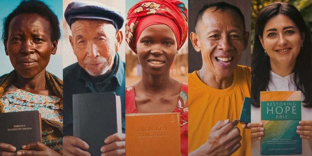 Pilha de Bíblias sendo organizadas para distribuição global