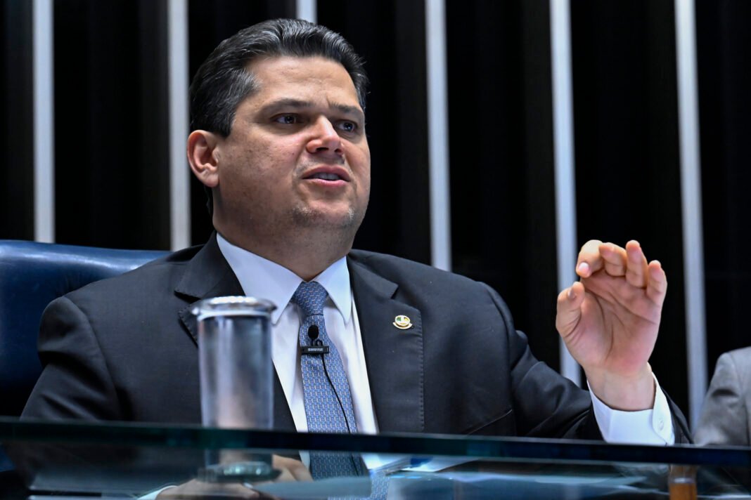 Davi Alcolumbre discursa no Senado