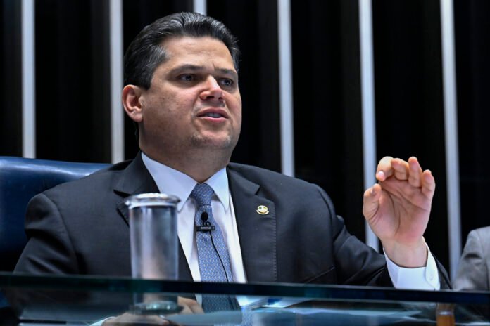 Davi Alcolumbre discursa no Senado criticando aliados do governo Davi Alcolumbre discursa no Senado