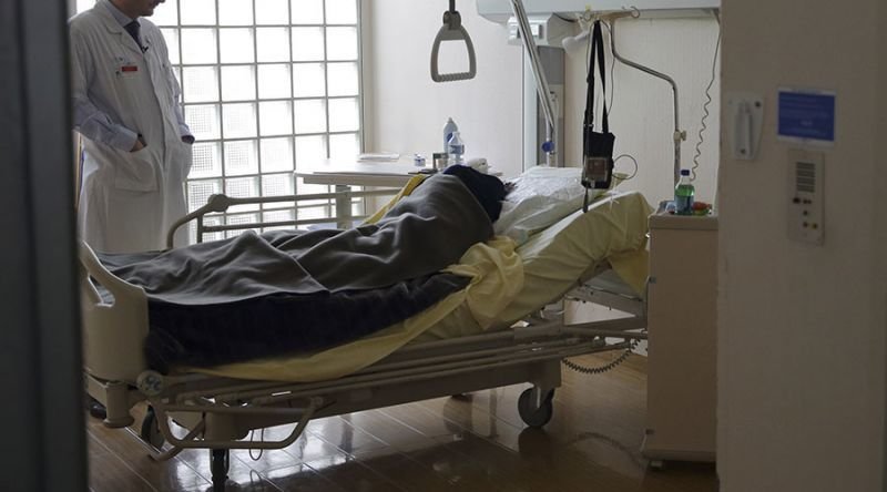 Hospital na Holanda com atmosfera de cuidado e reflexão.