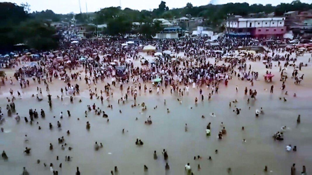 Batismo em massa de centenas de pessoas no Rio Amazonas, Brasil, por pastores evangélicos ao pôr do sol.