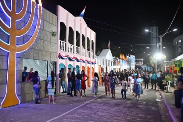 Multidão assistindo a evento missionário da Assembleia de Deus em Cuiabá