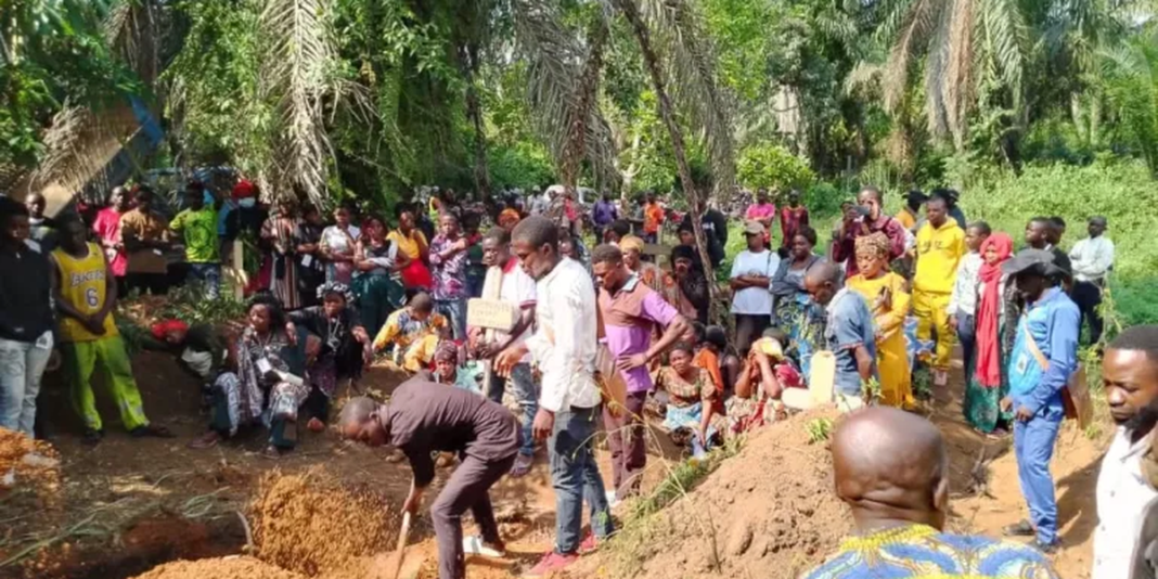 Igreja rural danificada no leste da República Democrática do Congo após ataque terrorista.