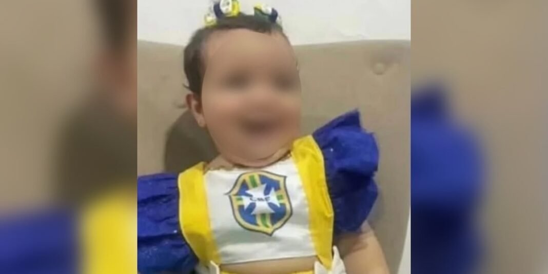 Pais preocupados protegem bebê, simbolizando o alerta sobre violência infantil.