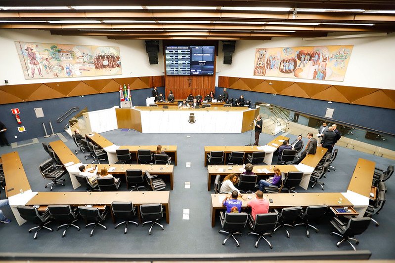 Prédio da Câmara Municipal de Belo Horizonte em dia claro.