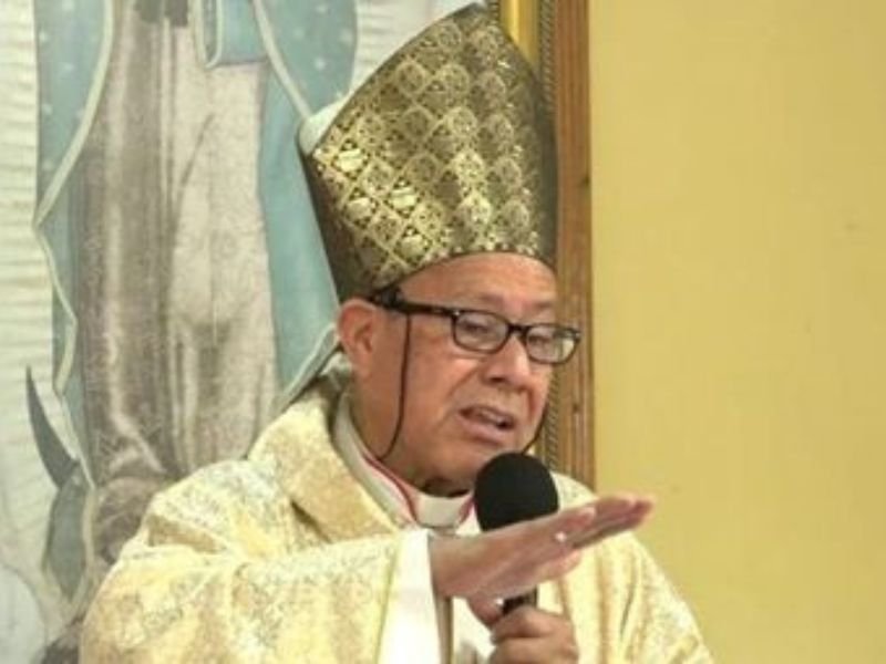 Bispo idoso na Nicarágua em frente a uma igreja
