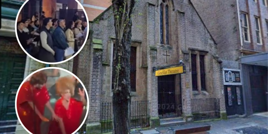 Antiga igreja em Sydney à noite, com manifestantes cristãos em frente.