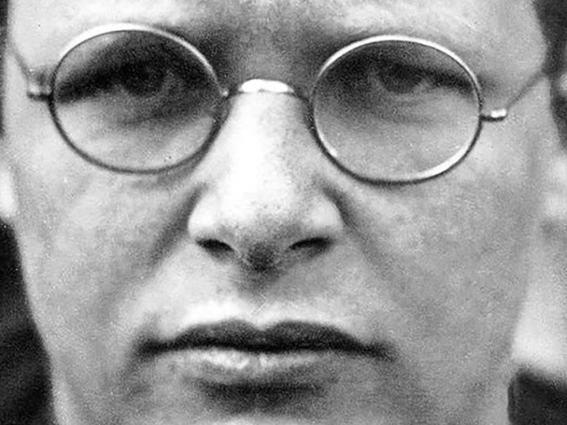 Dietrich Bonhoeffer pensativo em preto e branco