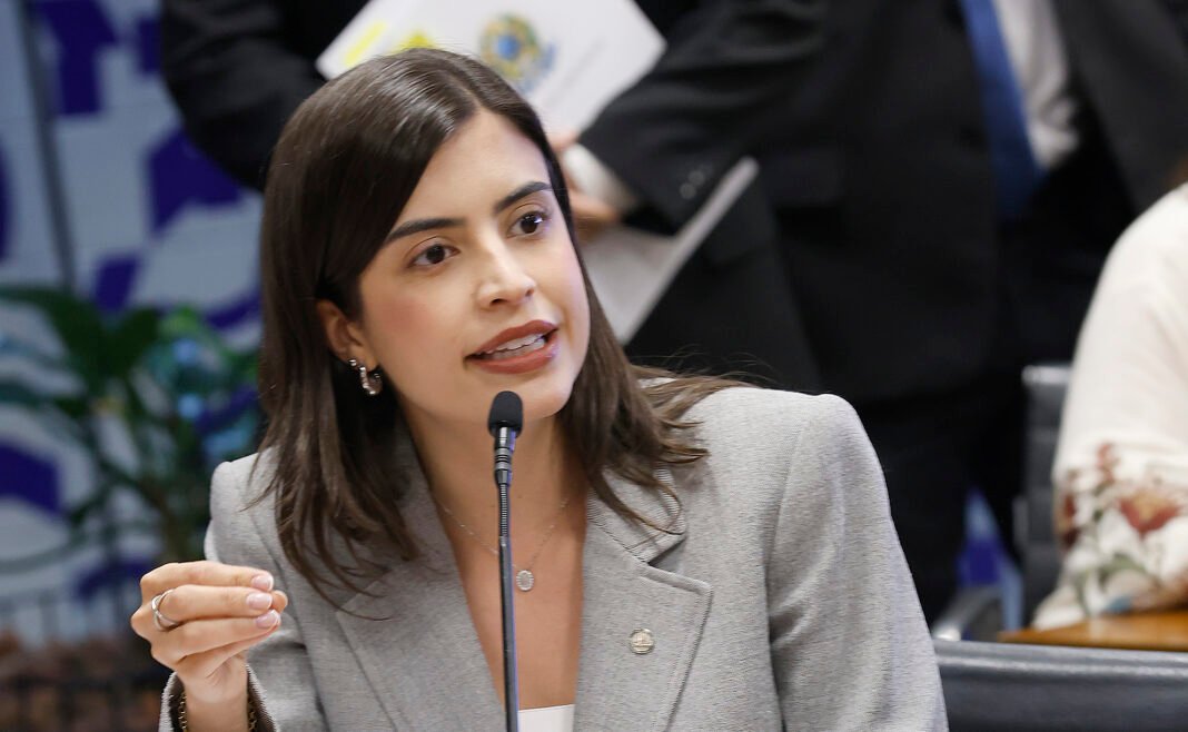 Deputados em debate na Câmara dos Deputados durante a discussão do PL da Misoginia.