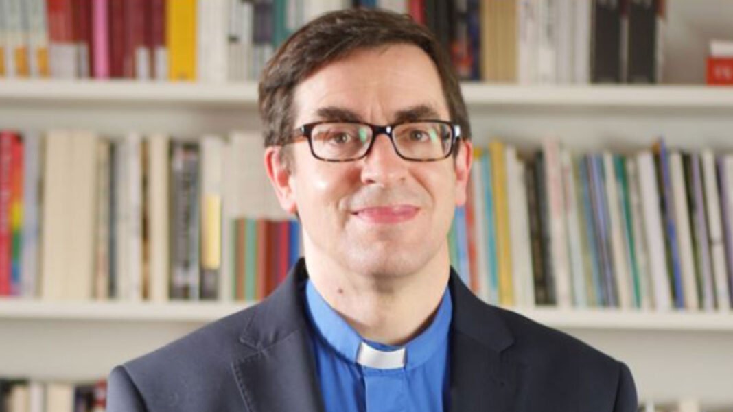 Capelão britânico em frente a uma igreja após vitória legal