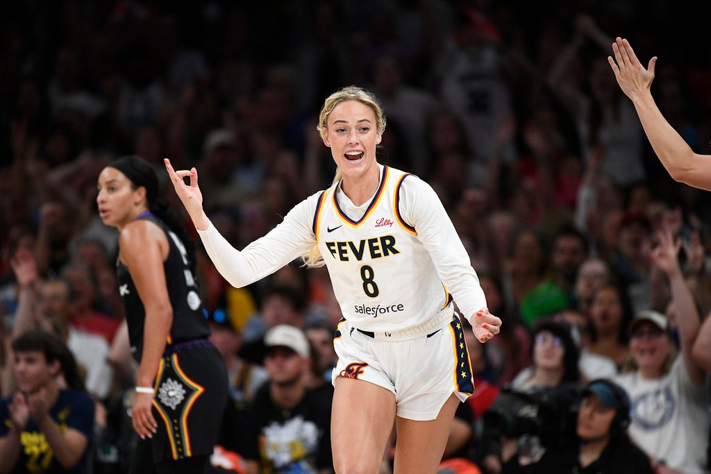 Sophie Cunningham em quadra durante jogo da WNBA