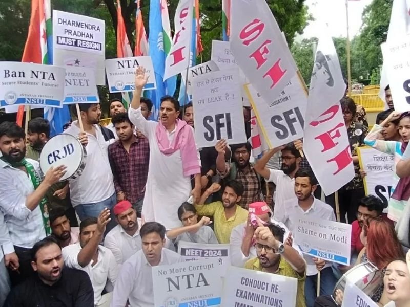 Estudantes indianos protestam por justiça em exames com apoio da comunidade cristã.