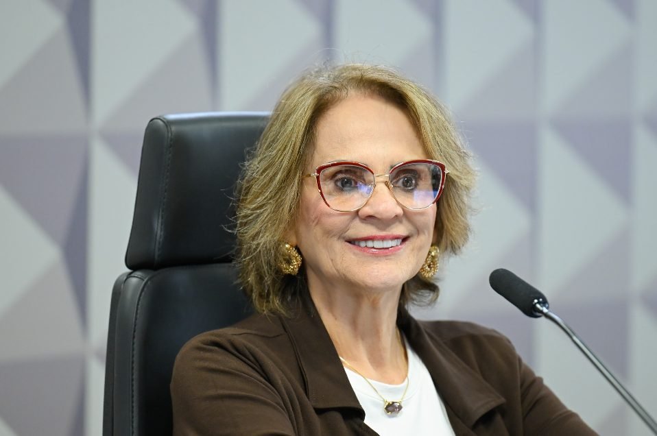 Senadora Damares Alves discursando em audiência pública sobre trabalho infantil no Senado