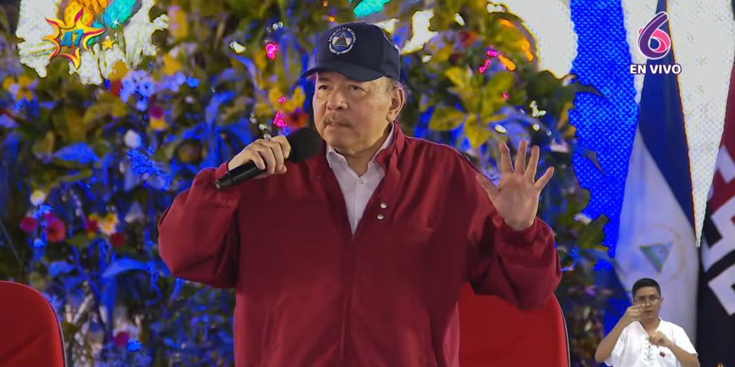 Daniel Ortega discursando em evento público na Nicarágua