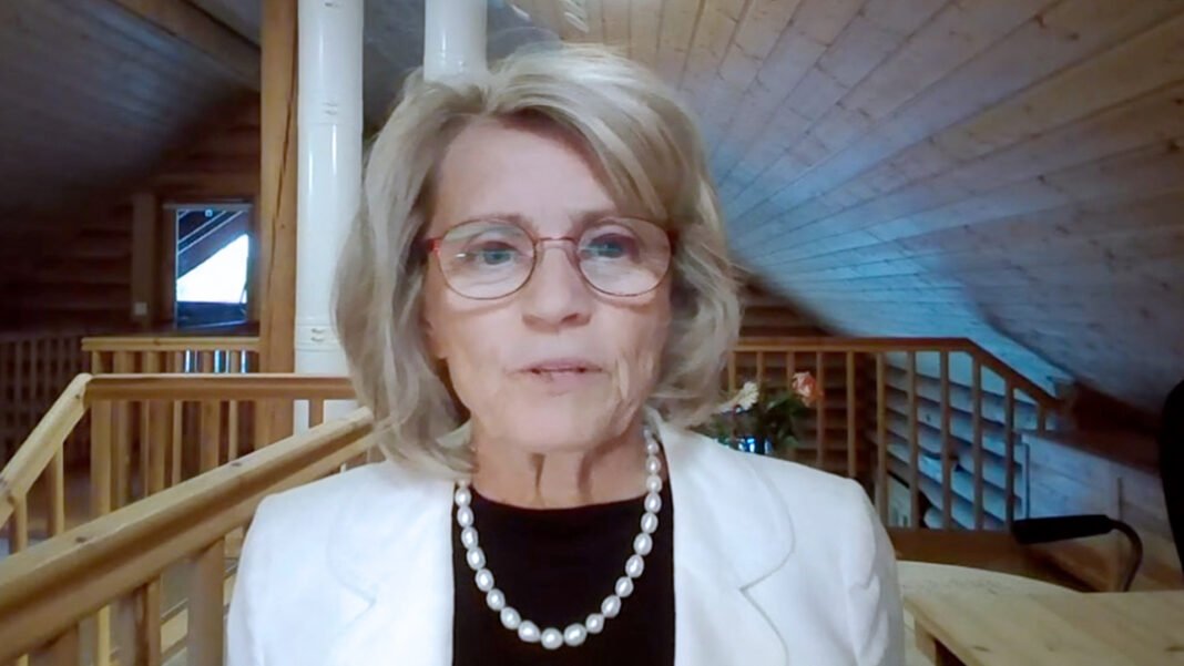 Päivi Räsänen, deputada finlandesa, em frente a um prédio governamental
