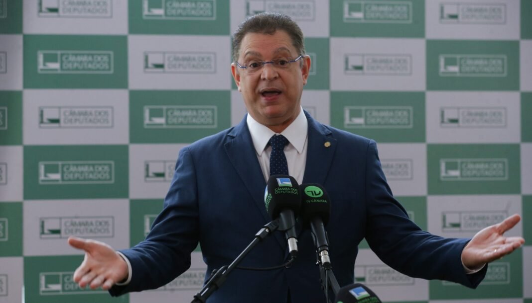 Deputado Sóstenes Cavalcante em coletiva de imprensa, falando sobre investigação da PF.