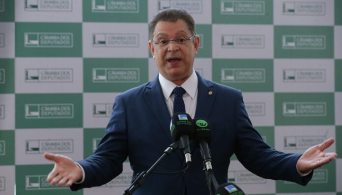 Deputado Sóstenes Cavalcante em coletiva de imprensa, falando sobre investigação da PF.