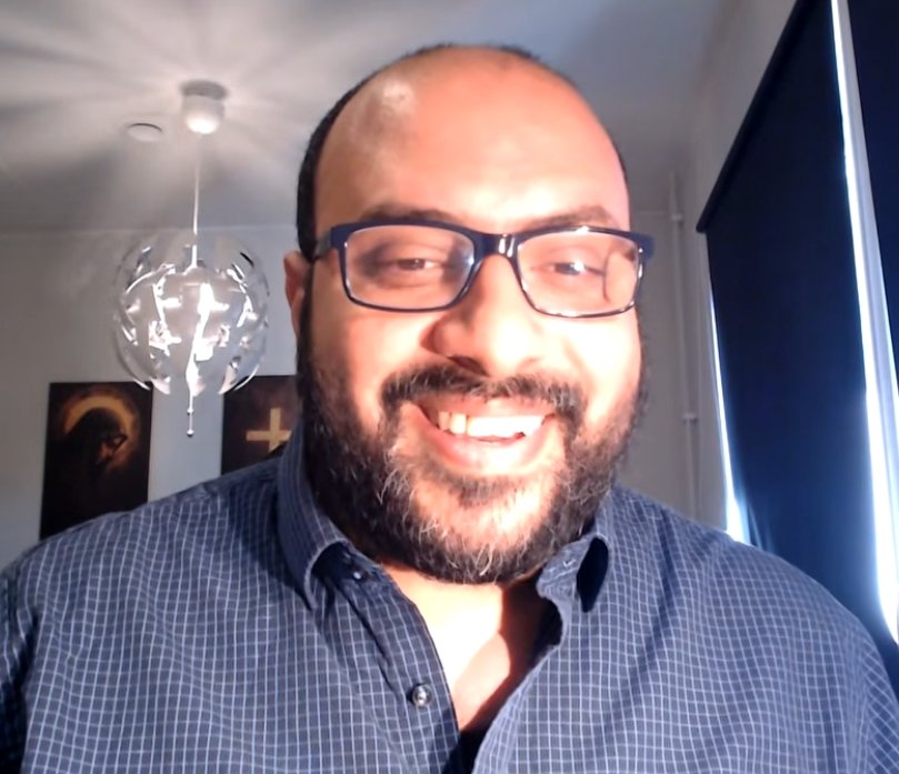Homem do Oriente Médio com expressão serena e reflexiva, transmitindo esperança.