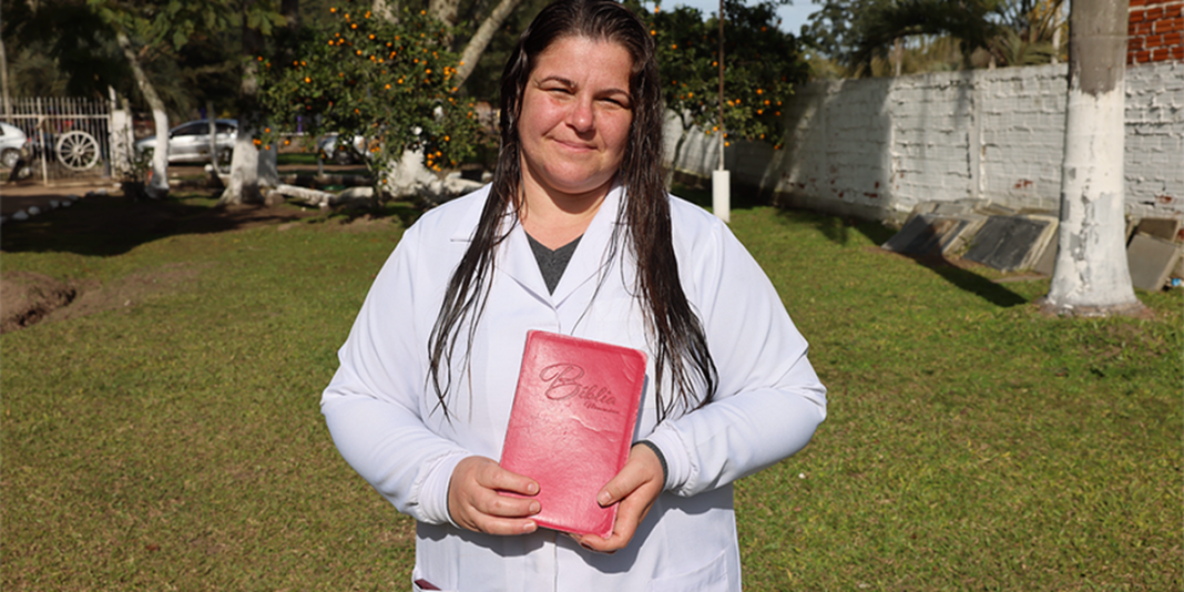 Enfermeira em hospital gaúcho olhando para a luz, representando sua transformação espiritual.
