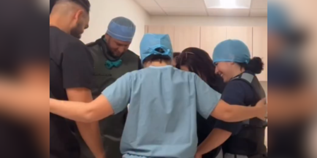 Equipe médica unida em oração antes de cirurgia