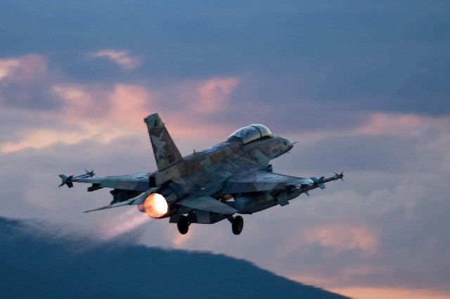 Aviões de reabastecimento militares americanos em voo no Oriente Médio com caça israelense.