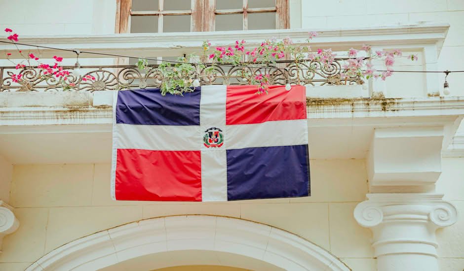 Líderes evangélicos dominicanos em coletiva de imprensa defendendo suas comunidades.