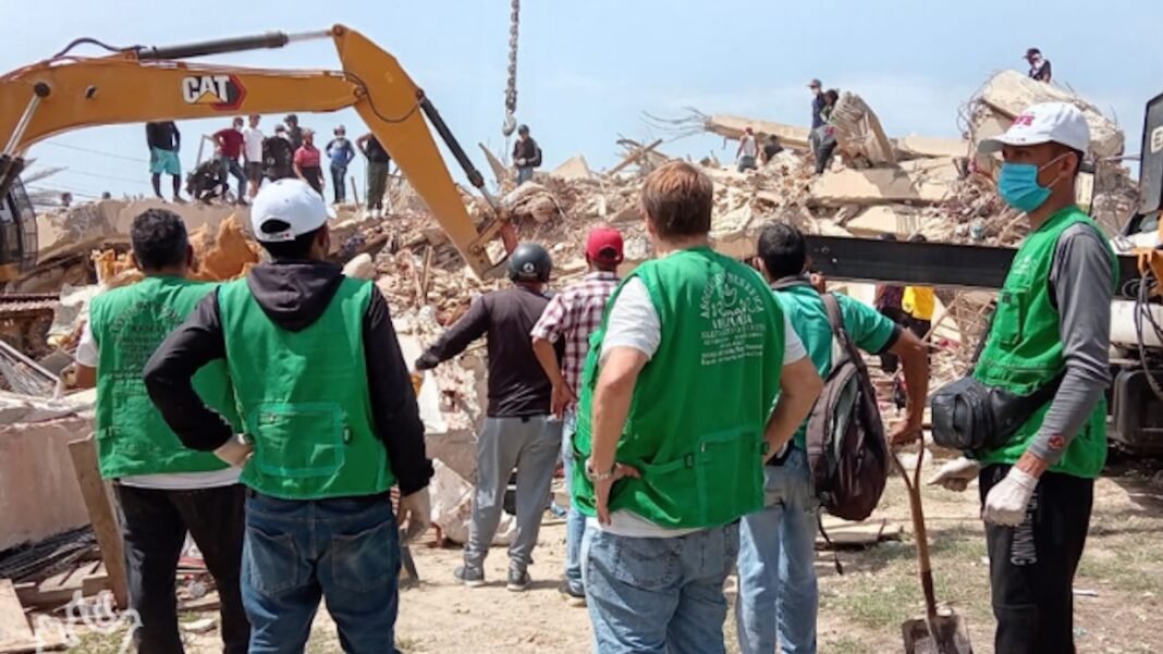 Voluntários entregam suprimentos humanitários a famílias necessitadas na Venezuela.