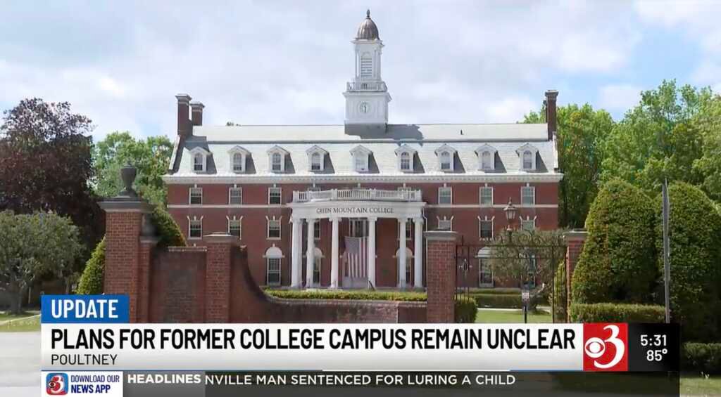 Campus universitário histórico em Vermont com arquitetura de tijolos sob céu nublado.