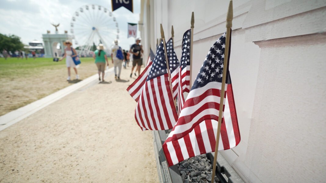Multidão celebra os 250 anos da América com shows e discursos no National Mall.