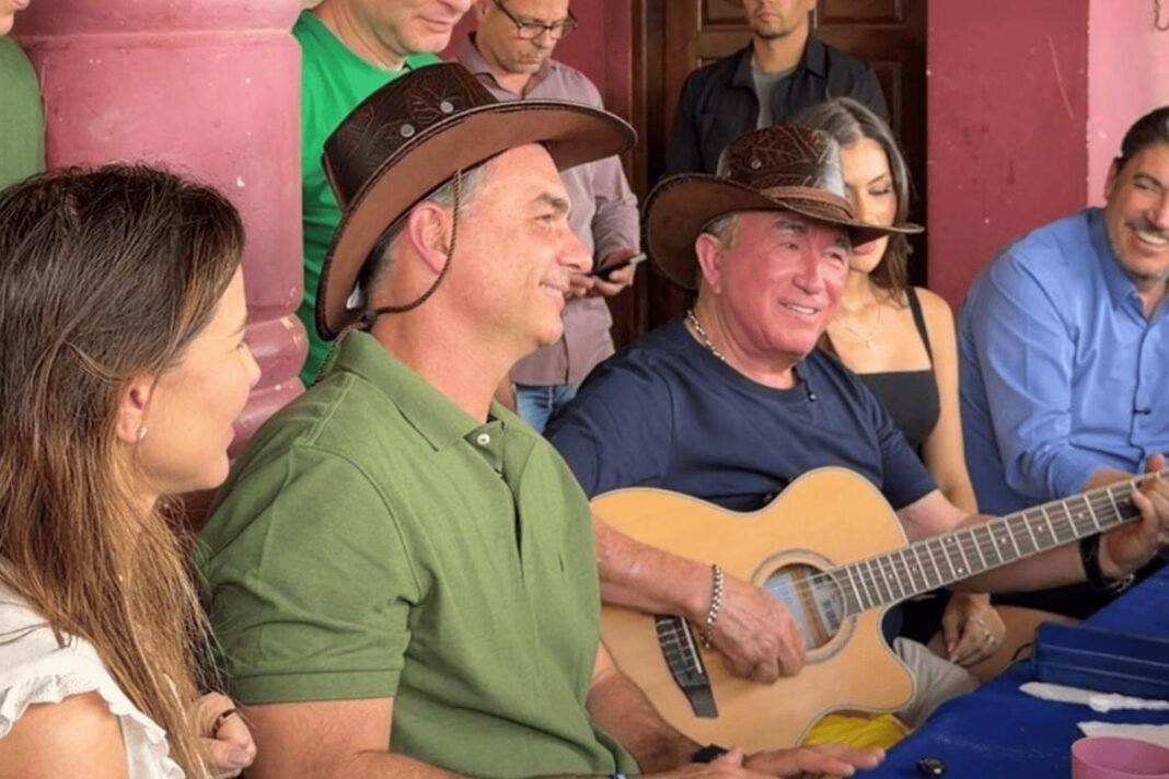 Flávio Bolsonaro cumprimenta Amado Batista em seu rancho