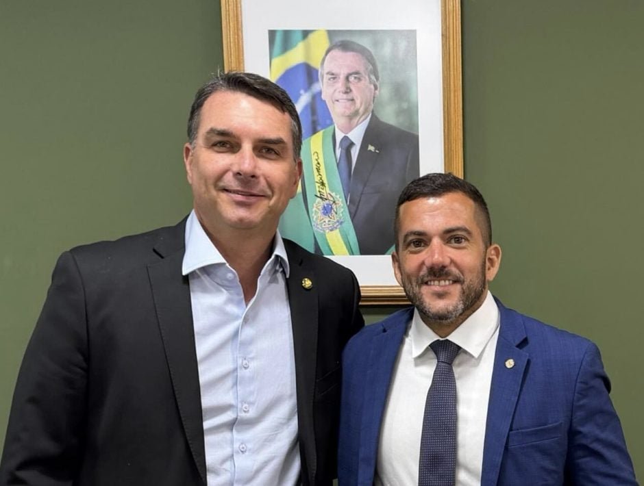 Flávio Bolsonaro em evento político no Rio de Janeiro decidindo sobre candidato ao Senado