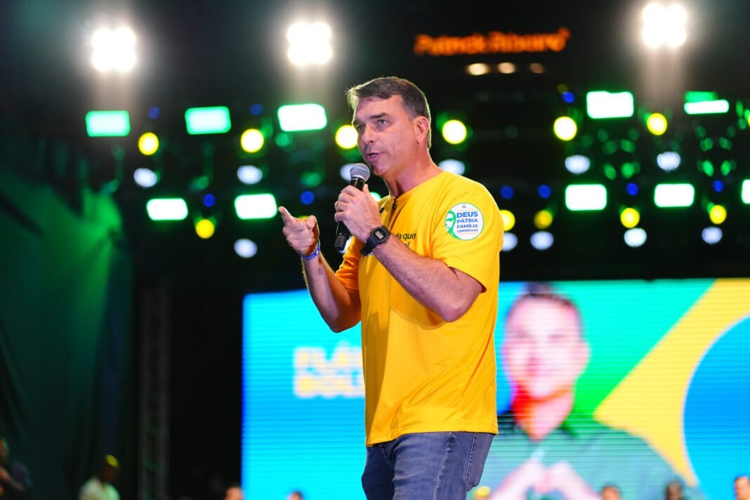 Senador Flávio Bolsonaro discursa em evento do PL no Espírito Santo