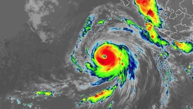 Imagem de satélite de um furacão categoria 5 no Oceano Pacífico