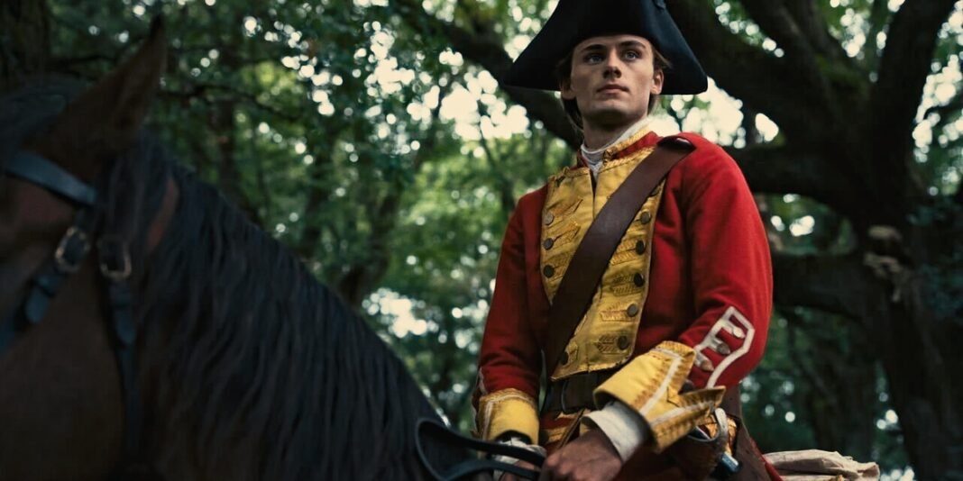 Jovem George Washington em cena de filme histórico, com expressão pensativa e traje do século XVIII.