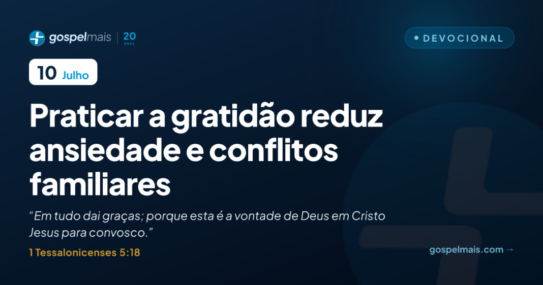 Família sorrindo e compartilhando momento de gratidão à mesa de jantar.