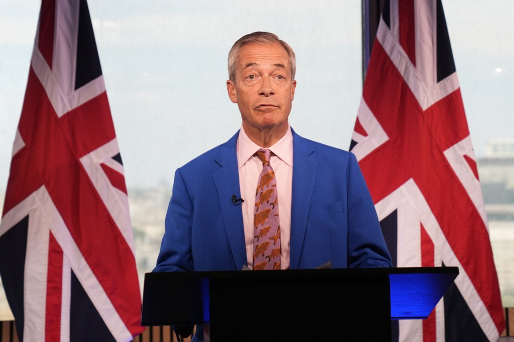 Nigel Farage em evento político, com expressão séria