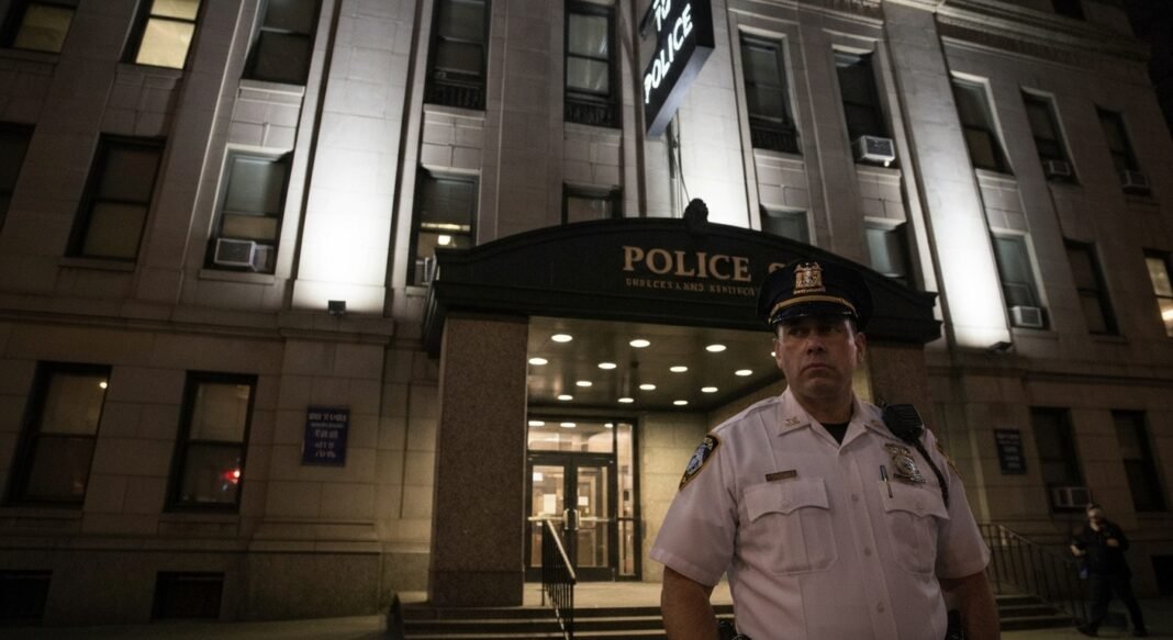 Delegacia de polícia em Nova York à noite