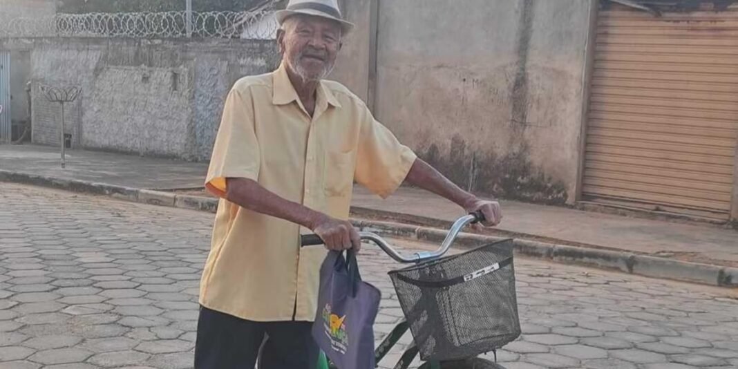 Idoso de 89 anos evangeliza pedalando bicicleta em cidade de Minas Gerais