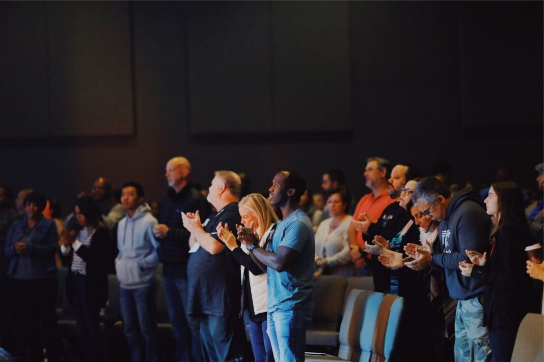 Congregação diversa em uma igreja protestante nos EUA
