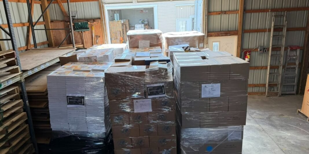 Contêiner de transporte convertido em escritório para distribuição de Bíblias em Odisha, Índia, com voluntários locais e missionários.