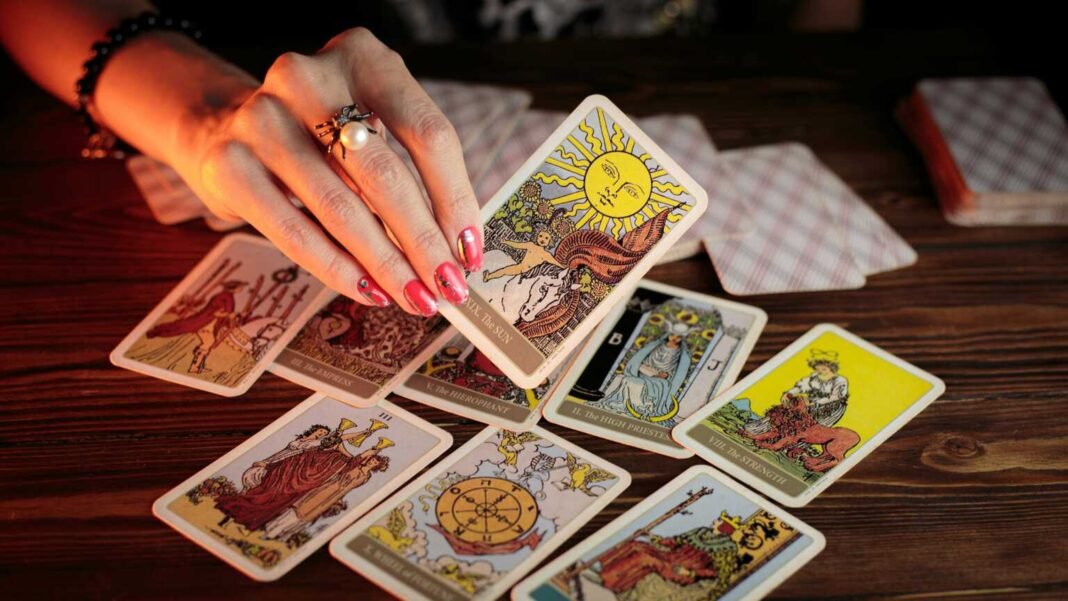 Mulher sorri serenamente, sugerindo uma nova fase na vida após conversão.