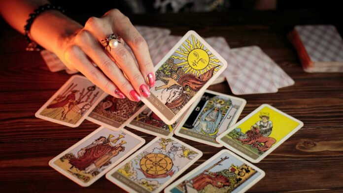 Alex em transição espiritual Mulher sorri serenamente, sugerindo uma nova fase na vida após conversão.