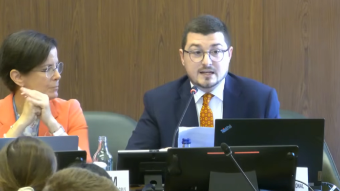 Diplomatas discutem iniciativa global contra gestação por substituição na ONU Representantes da Itália e do Chile em reunião na ONU discutindo a abolição da gestação por substituição